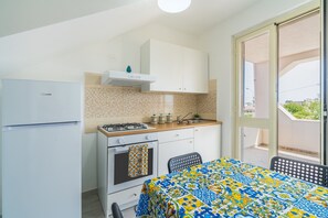 Réfrigérateur, four, plaque de cuisson, cafetière/bouilloire