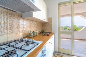 Réfrigérateur, four, plaque de cuisson, cafetière/bouilloire