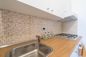 Fridge, oven, stovetop, coffee/tea maker