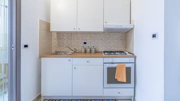 Kühlschrank, Ofen, Herdplatte, Wasserkocher mit Kaffee-/Teezubehör