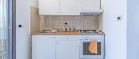 Køleskab, ovn, kogeplade, kaffe-/temaskine