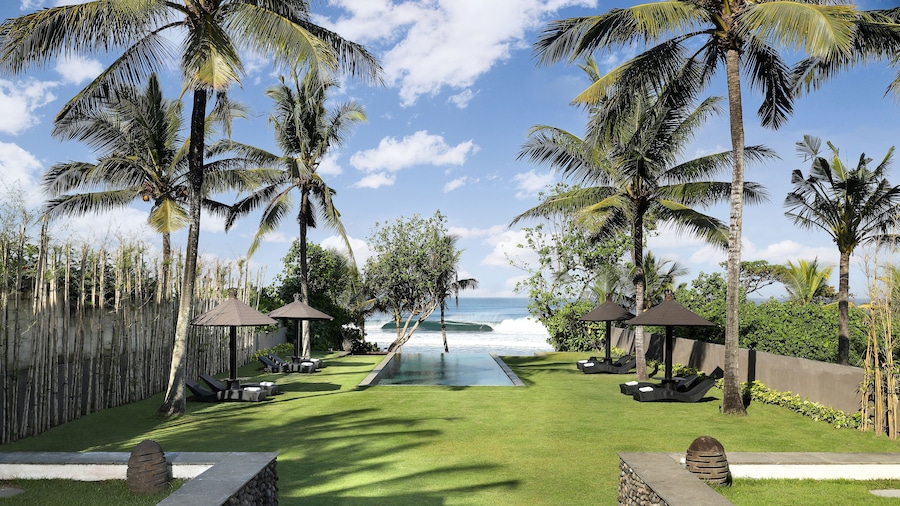 Black Beach Villa - Absolute Beachfront