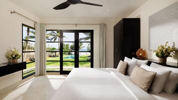 5 Bedroom Beachfront Pool Villa | Seprai premium, isi minibar gratis, brankas, dan meja kerja