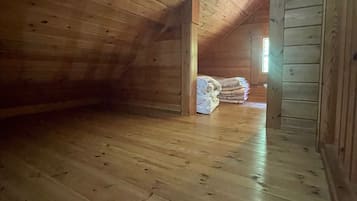 1 habitación, escritorio y tabla de planchar con plancha