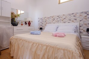 3 habitaciones, tabla de planchar con plancha y ropa de cama 
