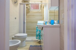Douche, sèche-cheveux, serviettes fournies