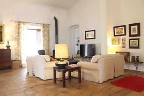 TV, fireplace - Holiday Home 'Monte Capitão' with Private Pool, Private Terrace and Wi-Fi (Nossa Senhora das Neves)