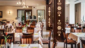 Desayuno buffet diario (PLN 45 por persona)