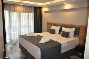 Habitació doble superior | Minibar amb articles gratuïts, caixa forta a l'habitació i escriptori 