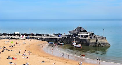 The Tea House - A Stones Throw from Beach