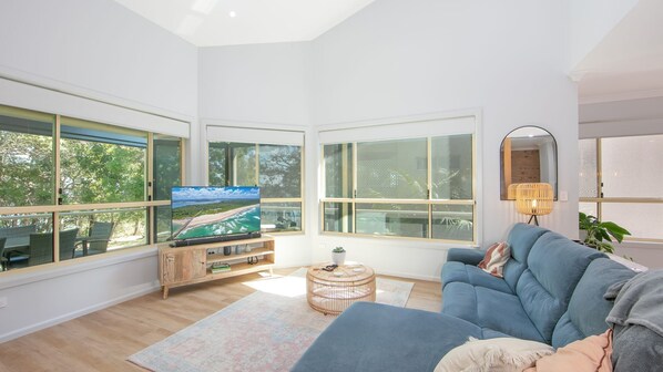 Smart TV - The Point (ILUKA)