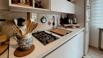 Geladeira, micro-ondas, fogão, cooktop