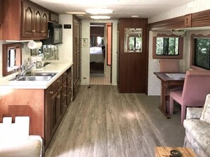 Kylskåp, mikrovågsugn, ugn och spishäll