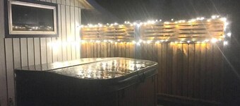 The Great Escape - Shirley & Bunkhouse - with secluded Private Hot Tub - accommodates up to 6 guests