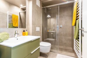 Dusche, Haartrockner, Handtücher, Shampoo
