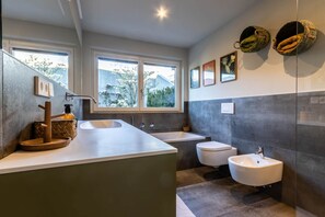 Tina, amenidades de baño gratuitas, secadora de cabello, bidet 