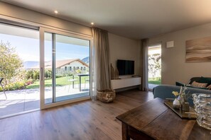 TV, books - Mali Apartment Garden Suite (Tirolo)