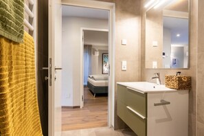 Dusj, toalettartikler (inkludert), hårføner og håndklær