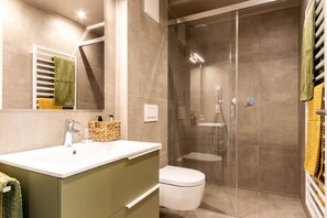 Shower, free toiletries, hair dryer, towels - Mali Appartments Lounge (Tirolo)