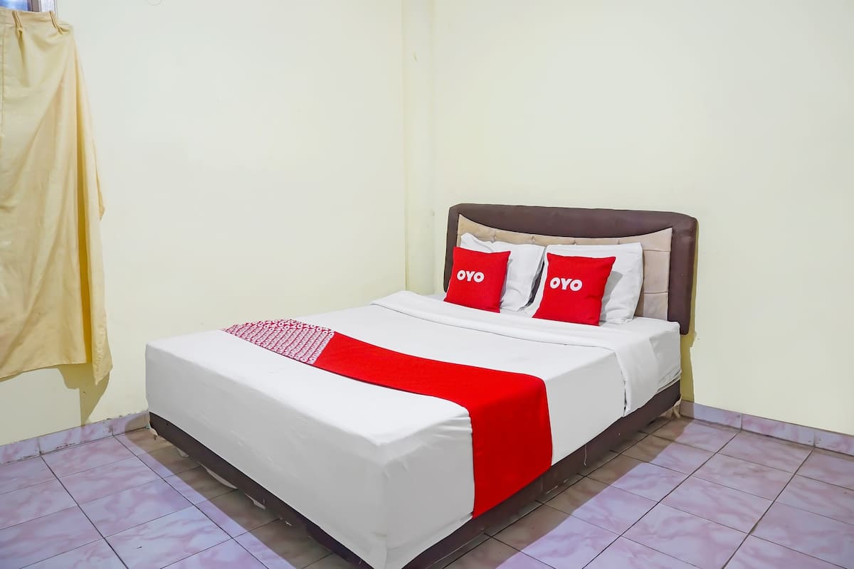 Deluxe Double Room | Laptop workspace, bed sheets