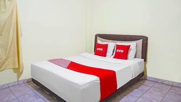 Habitación doble Deluxe | Espacio para trabajar con laptop y ropa de cama