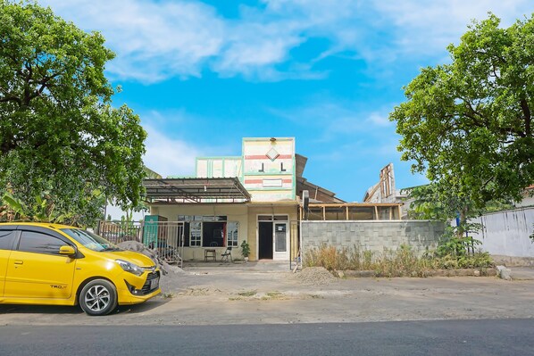 Front of property - OYO 91766 Fortuna Hotel Syariah (Paiton)