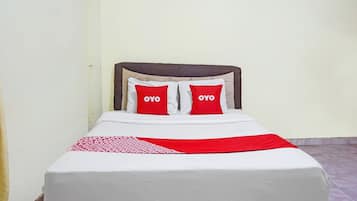 Deluxe Double Room | Laptop workspace, bed sheets