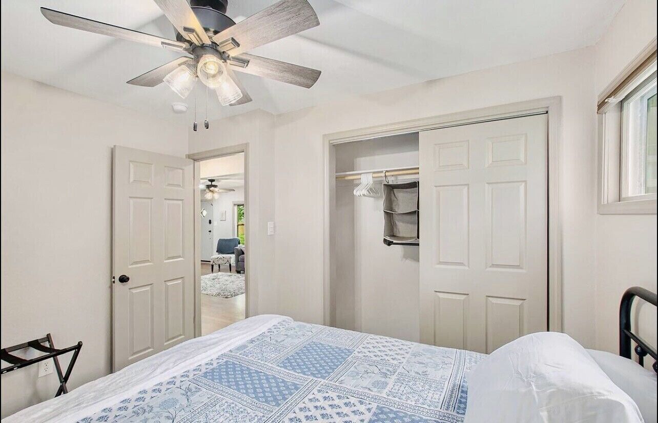 5 dormitoris, escriptori, planxa i posts de planxar i wifi gratuïta 