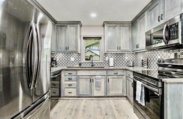 Kjøleskap, mikrobølgeovn, ovn og kokeplater