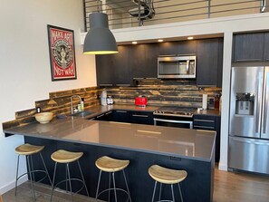 Refrigerador, microondas, horno y parrilla de estufa