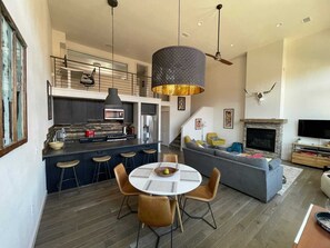 Smart TV, fireplace, computer monitors - Our Happy Place -Downtown Dazzling S Mountain View (Salida)