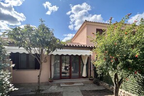 Exterior - Domo Magenta, Three-room apartment with garden near the center of San Teodoro (San Teodoro)