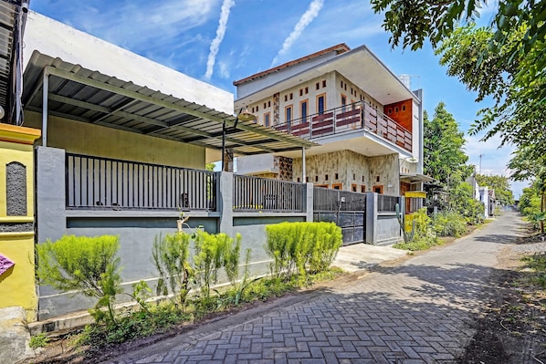 Vista frontal de la propiedad