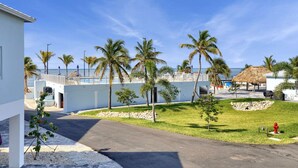 A resort with a pool, palm trees, and a beach view. - One bedroom  in United States of America, Marathon (Marathon)