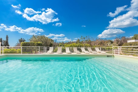 Una piscina al aire libre de temporada