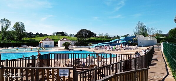 Una piscina al aire libre, una piscina climatizada