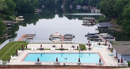 Cozy WATERFRONT condo in a quiet cove. Private Boat launch