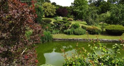 GĂźte dans ancien presbytĂšre avec parc Ă Langres
