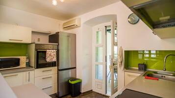 冷蔵庫、オーブン、コンロ、食器洗い機