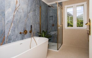 Combined shower/tub