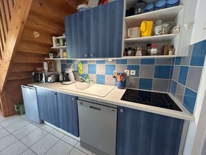 Fridge, microwave, oven, stovetop - Cozy Beachside Maisonette: Terrace, Secure Pool, 7 Sleeps, Close to Amenities (Fleury-Saint-Pierre-la-Mer)