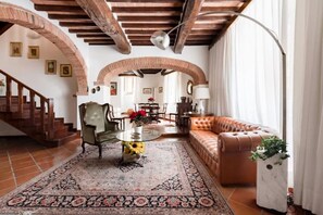 Smart TV, fireplace - Entire Historic Residence in Tuscany (Val d'Orcia),in the Heart of Montepulciano (Montepulciano)