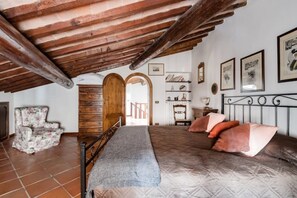 4 habitaciones, escritorio y tabla de planchar con plancha