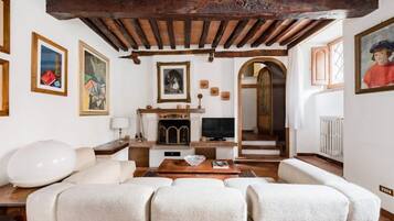 Smart TV y chimenea