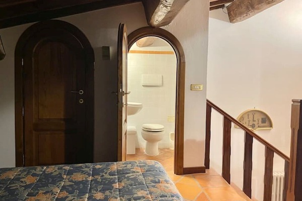 4 slaapkamers, een bureau, een strijkplank/strijkijzer, reisbedje