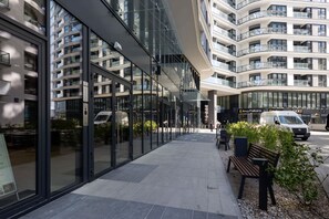 Un bâtiment moderne doté de grandes fenêtres en verre et d’une façade incurvée.