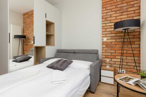 Iron/ironing board, WiFi, bed sheets