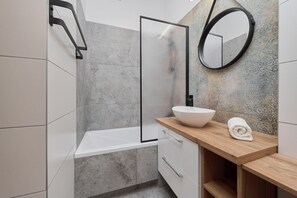 Tina, amenidades de baño gratuitas, shampoo 