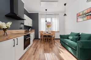 Fridge, oven, stovetop, dishwasher