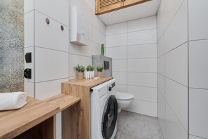 Bathtub, free toiletries, shampoo